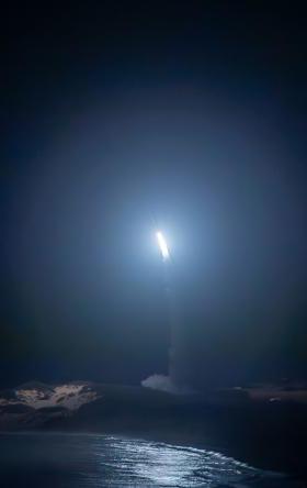 MRBM TARGET: An advanced medium range ballistic missile target is launched from the Pacific Missile Range Facility, Kauai, Hawaii, as part of the U.S. 导弹防御局的飞行测试宙斯盾武器系统-32 (FTM-32), held on March 28, 2024年与美国合作举办.S. Navy. (图片/发布)